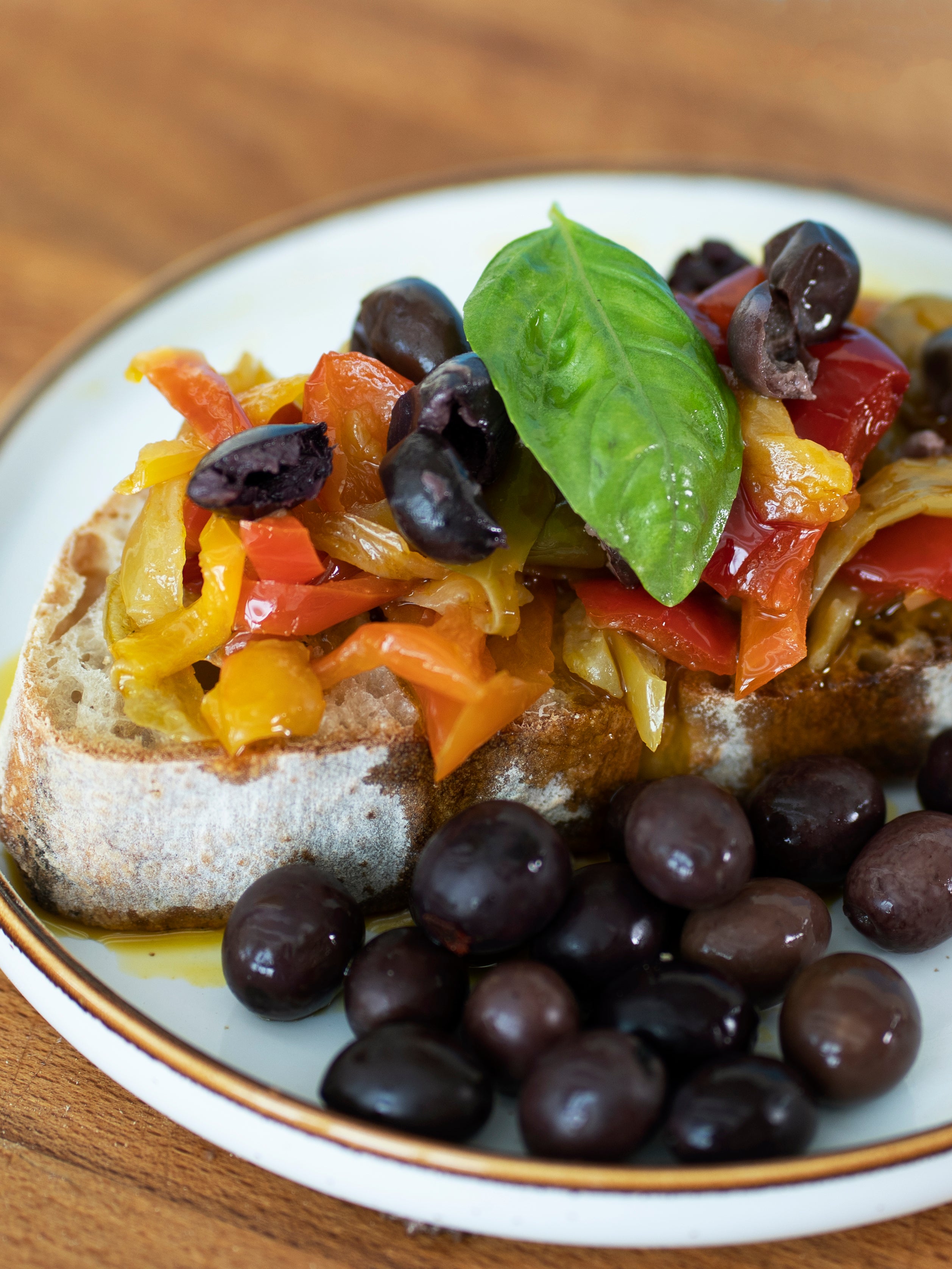 Peperonata con olive e capperi sott'olio 580ml CAVALIERE